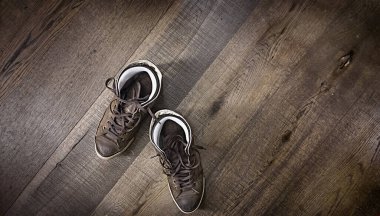 Spor ayakkabıları ahşap arka planda.