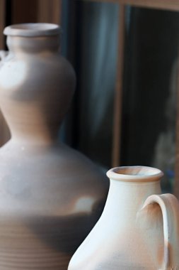 Kırsal ahşap pencerelere karşı iki seramik vazo