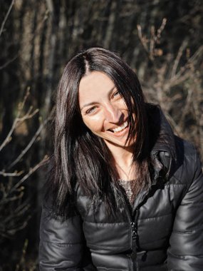 Gülümseyen güzel genç kadın.