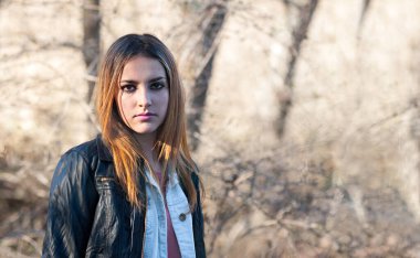 Güzel bir gencin ciddi bakışları.