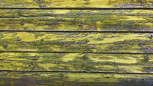 Зеленая Деревянная Дверь Сколотыми Столами — стоковое фото