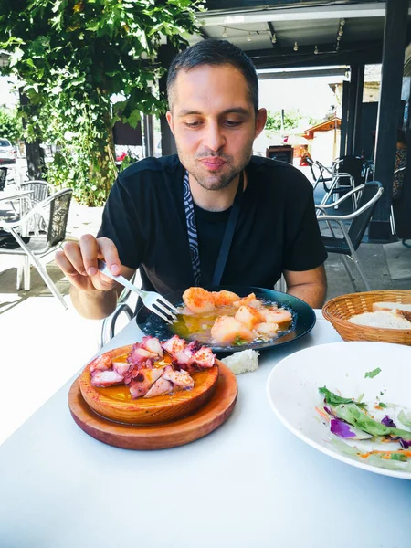 Młody Człowiek Pulpo Gallega Ziemniakami Galicyjskie Potrawy Ośmiornicy Słynne Dania — Zdjęcie stockowe