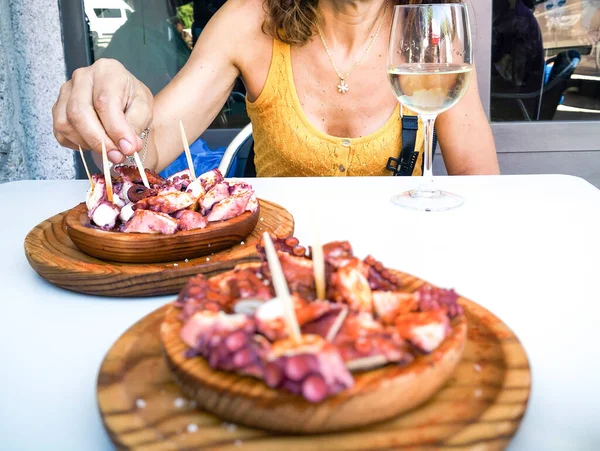 Mulher Comendo Pulpo Gallega Com Batatas Pratos Polvo Galego Pratos — Fotografia de Stock