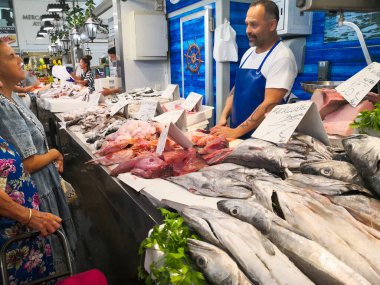 Cadiz, İspanya - 3 Ağustos 2023: Cadiz Balık Pazarı. Cdiz, Endülüs, İspanya 'daki Merkez Pazarı' ndaki çarpıcı taze balık tezgahı. İspanya 'nın en eski kapalı pazarıdır ve Atlantik Okyanusu' nun en taze balık ve deniz ürünlerini sunduğu yerdir..