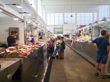 Cadiz, İspanya - 3 Ağustos 2023: Cadiz Balık Pazarı. Cdiz, Endülüs, İspanya 'daki Merkez Pazarı' ndaki çarpıcı taze balık tezgahı. İspanya 'nın en eski kapalı pazarıdır ve Atlantik Okyanusu' nun en taze balık ve deniz ürünlerini sunduğu yerdir..