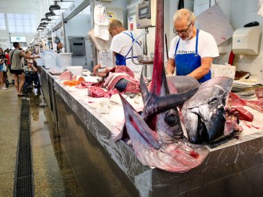Cadiz, İspanya - 3 Ağustos 2023: Cadiz Balık Pazarı. Cdiz, Endülüs, İspanya 'daki Merkez Pazarı' ndaki çarpıcı taze balık tezgahı. İspanya 'nın en eski kapalı pazarıdır ve Atlantik Okyanusu' nun en taze balık ve deniz ürünlerini sunduğu yerdir..