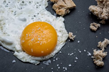 Sahanda yumurta ve ekmek yakın plan.