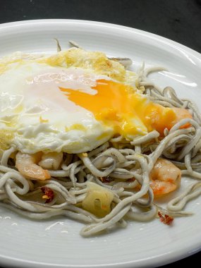 Sarımsak soslu elf ya da bebek yılan balığı. Geleneksel İspanyol mezesi. Karidesli ve sahanda yumurtalı Gulas al jillo.