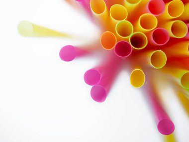 Beyaz arkaplanda renkli plastik pipetler