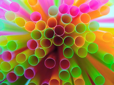 renkli plastik çöp içme