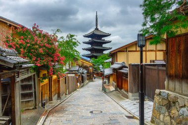 KYOTO, JAPONYA - 22 Temmuz 2015: Yasaka Pagoda ve Sannen Zaka Caddesi Sabah, Kyoto, Japonya