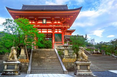 Kyoto, Japonya sabah Kiyomizu-dera Tapınağı kapısı.