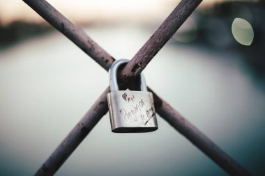 Sevilla, İspanya 'daki San Telmo Köprüsü' nde aşk kilidi