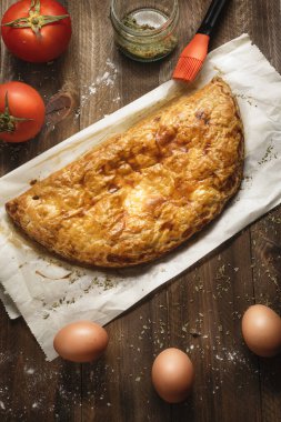 Puf börekle pişirilmiş ev yapımı turta.