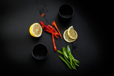 Kırmızı, yeşil biber ve limon. Gösterişsiz doğal ışıklandırma