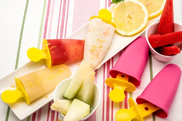 Zusammensetzung Aus Bananen Und Wassermeloneneis Blick Vom Handy — Stockfoto