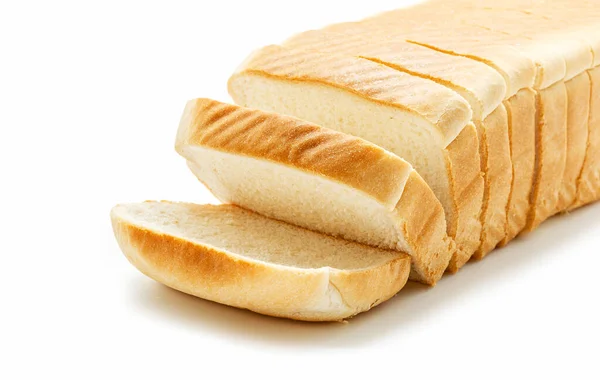 在白面包上分离的美味切片面包的特写 — 图库照片