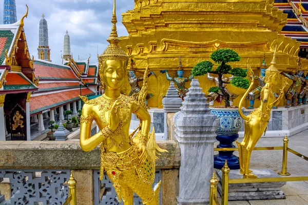 Altın kinnari heykele Tapınağı emerald Buda (wat phra kaew) grand Kraliyet Sarayı. Güneydoğu Asya Budist mitoloji, yarı-kuş, yarı kadın bir yaratık. Bangkok, Tayland