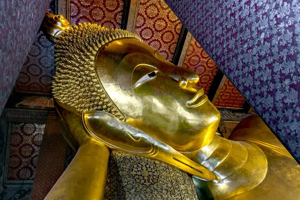Uzanmış Buddha Altın Heykel Wat Pho Bangkok Tayland — Stok fotoğraf