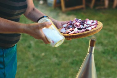 Galiçya usulü pişirilmiş ahtapot tabağı hazırlayan kadın. Pulpo a la gallega. Pulpo a feira.