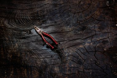 Eski ve paslı kerpeten, koyu ahşap arka planda..