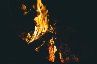 Parlak alevler ve gece sıcak kömürleri