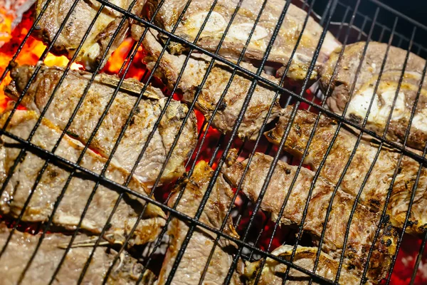 그릴에 구운된 돼지고기 스테이크 — 스톡 사진