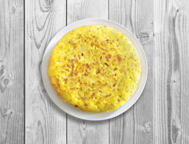 Otantik İspanyol Tortilla 'sı ahşap masada.