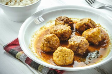 Köri soslu ev yapımı köfteler ve beyaz pirinç.