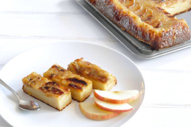 Beyaz masada taze ev yapımı elmalı tart.