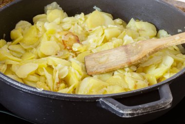 Kızartma tavasında geleneksel İspanyol omleti hazırlıyorum. İspanyol mutfağı. İspanyol Tortillası 