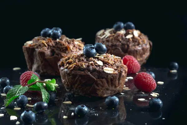 Muffins Avoine Aux Myrtilles Sur Fond Sombre — Photo