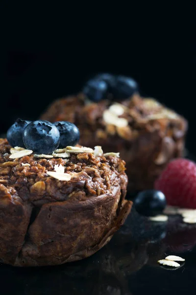 Muffins Chocolat Aux Framboises Bleuets Avoine Sur Fond Sombre — Photo