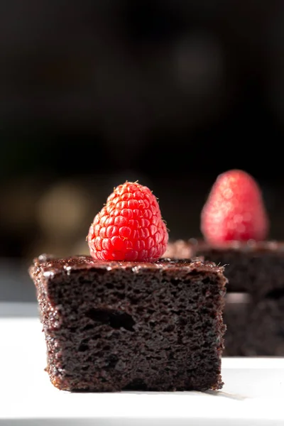 Кусочки Шоколадного Торта Украшенные Малиной — стоковое фото