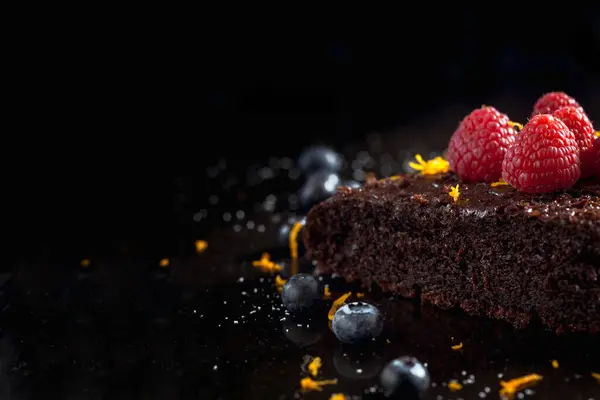 Brownie Chocolat Maison Aux Framboises Sur Fond Sombre — Photo