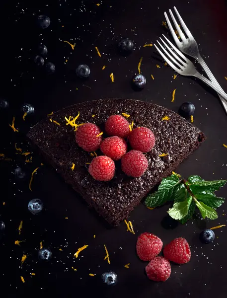 Gâteau Chocolat Fait Maison Servi Sur Fond Sombre Vue Dessus — Photo