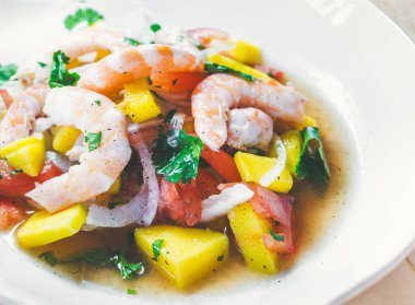 Limon suyunda marine edilmiş taze balık tabağı. Karides ve Mango Ceviche. Diyet ve sağlıklı gıda konsepti