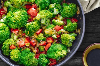 Taze yaz salatası. Sotelenmiş sebze, brokoli ve soya sosu.