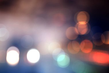 Night City sokak lambaları arka planda.