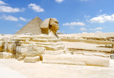 Sfenks ve Mısır 'daki Büyük Giza Piramidi.