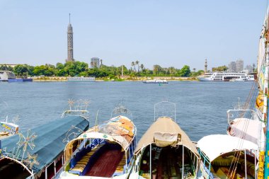 Arka planda Nil 'de Turist Tekneleri ve Kahire Skyline.