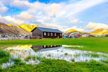 Dağları ve jeotermal kaplıcalarıyla İzlanda 'da inanılmaz bir manzara. Landmannalaugar kamp alanı. Fjallabak Doğa Koruma Alanı.