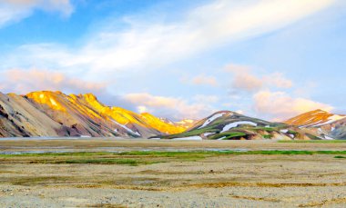 İzlanda Dağları 'nın üzerinde Gündoğumu manzarası. Landmannalaugar. Fjallabak Doğa Koruma Alanı.