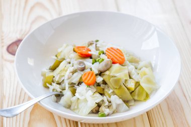 Tahta masada pişirilmiş karışık sebzeli sağlıklı bir tabak. Diyet ve sağlıklı gıda konsepti.