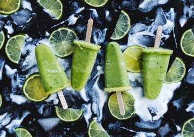 Mojito, yoğurt ve buzlu buzlu limonlu dondurma. Ferahlatıcı ve sağlıklı yaz tatlıları.