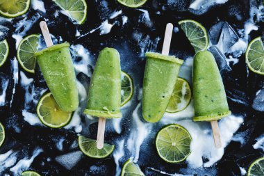 Sağlıklı limonlu yoğurt buzlu buzlu buzlu, siyah arka planda. Yaz tatlısını tazeliyorum.
