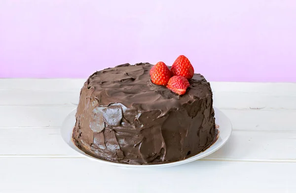 Chocolate Cake Dengan Strawberry Atas Meja Kayu — Stok Foto