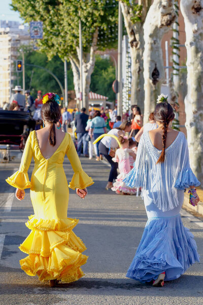 Mujeres Vestidas Con Coloridos Vestidos Flamencos Españoles — Foto de Stock