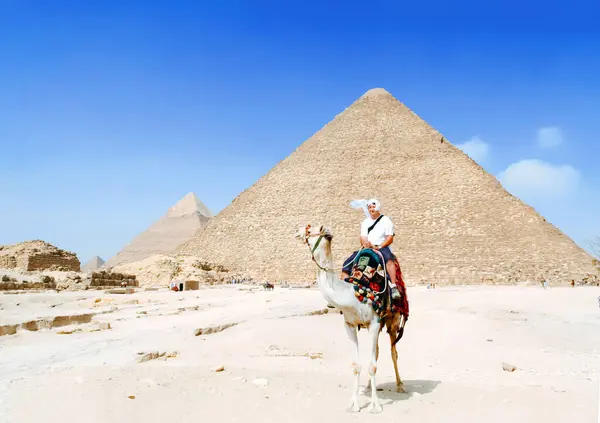 Hombre Turista Cabalgando Camello Egipto Desierto — Foto de Stock