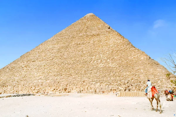 Kameel Gids Wacht Toeristen Bij Piramides — Stockfoto